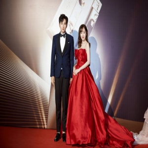 张檬获年度跨界女歌手 红裙高贵优雅白裙清新仙气