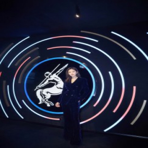 王媛可丝绒西装秒变“霸总” 多重身份分享“斜杠人生”