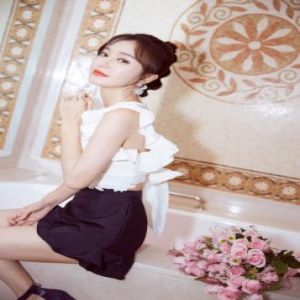 秦岚马尾造型现身西安 甜美比心少女感十足