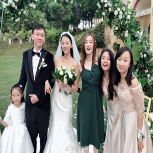 徐晓璐现身朋友婚礼 肌肤白皙一身墨绿连衣裙美翻