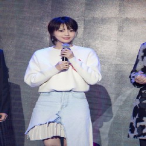 王妍之出席《那座城这家人》发布会 挑战出演双胞胎引关注