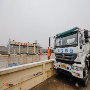 石家庄：为防下雪路面结冰 环卫部门紧急铺洒融雪液