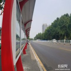 邢台市区公交站亭旧貌换新“颜”