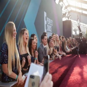 温雅出席人民选择奖红毯礼 双语主持揭晓全美潮流指标