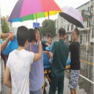 滨州姑娘被赞“举伞妹”！雨中举伞守护摔伤男子