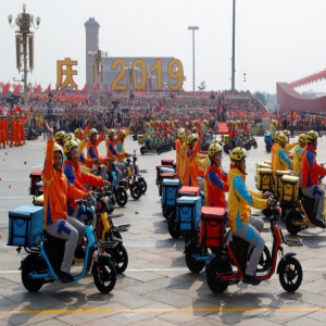 2019国庆群众游行：快递小哥首次亮相