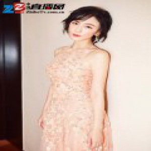 大秀镂空美背！吕佳容一袭红衣惊艳亮相微博盛典