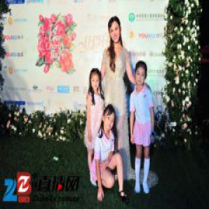 郭芳菲出席嫣然天使慈善舞会 惊艳演绎开场曲