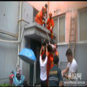 男子失足坠楼受重伤 邯郸消防紧急救援