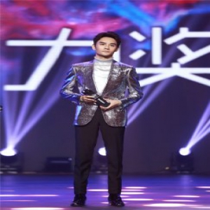 王凯银色西装出席时尚活动 优雅闪耀帅到发光