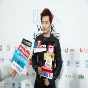 王梓权亮相北京时装周 黑色皮衣时尚满分