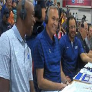 周琦10分5篮板 火箭队主帅观战