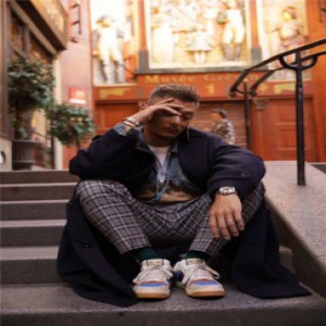 余文乐亮相巴黎时装周 低调演绎摩登复古潮流