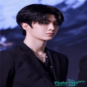 乐华七子NEXT合体魅力难挡 范丞丞黑西亮相发布会