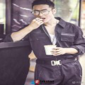 黄晓明连体工装大展肌肉 无法抵挡的初夏荷尔蒙