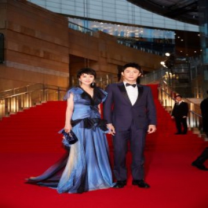 海清展天鹅颈优雅端庄 携《红海行动》亮相东京电影节