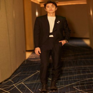 杨玏亮相年度先生盛典 简约大气诠释时尚先生