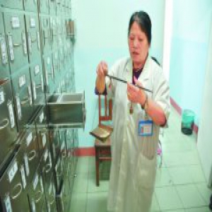 全心全意为村民健康 65岁乡村医生坚守岗位