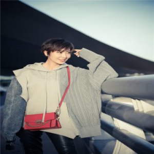 央视节目主持人首位！紫檀受邀巴黎时装周