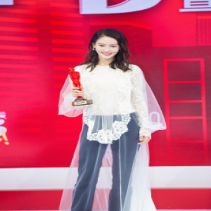 金晨蕾丝套装亮相风度盛典 浪漫别致展美帅魅力