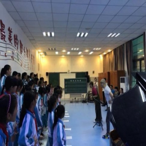 平安“跨越中国式”支教 超投入变身校园人气王