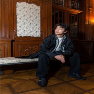 屈楚萧帅气出席时尚活动 被赞：行走的衣架