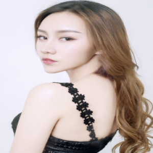 烟嗓音张天予《沙漠骆驼》走红 黑灰质感尽展女性魅力