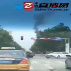 重庆红绿灯自燃“罢工”？警方回应称视频系合成