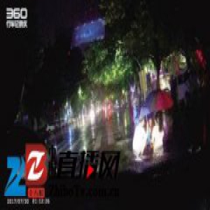 男子雨夜摔晕街头 路人：“有行车记录仪，可以扶”