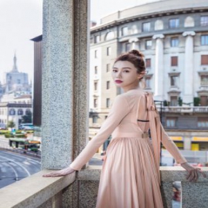 李斯羽裸色长裙亮相仙气十足 露背绑带女人味十足