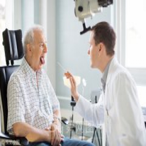 不少人都有熬夜的习惯 经常熬夜当心咽炎发作