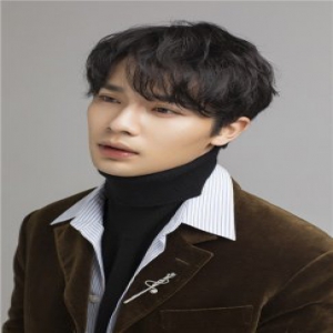 李岱昆曝光全新写真 摩登魅力俊朗有型