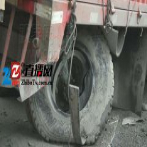 货车撞上路墩几乎报废 疑是操作不当所致