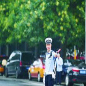 帽子一圈汗碱腰上全是痱子 交警一天至少换两件警服