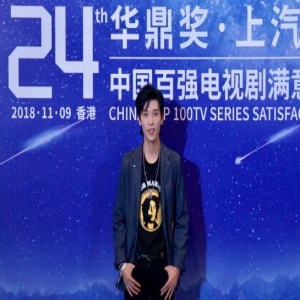 张赫宣助力盛世金鸡百花 香港华鼎奖热力开唱