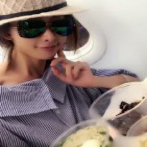 林志玲飞机晚点自拍可爱俏皮 墨镜遮面脸快没了