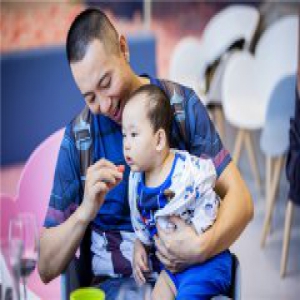 谷智鑫为儿子庆生 亲子互动十分有爱