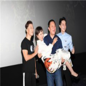 郭靖宇娘道开播 携妻子及主创人员现身发布会