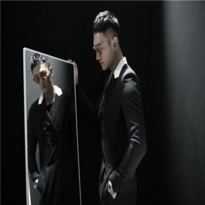 顾佑明酷黑工装造型亮相大秀