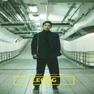 梁靖康地铁写真曝光 酷帅有型魅力尽显