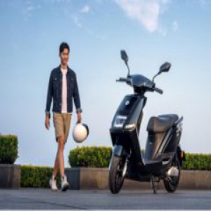 太舒服了！骑雅迪缤钻版的小姐姐死活不肯下车？