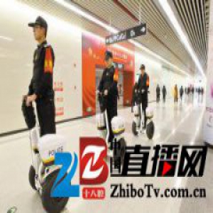 地铁民警踩“风火轮”站台巡逻 路人赞“真帅”