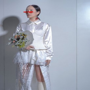 孟佳清冷写真曝光 个性不减依然女王范