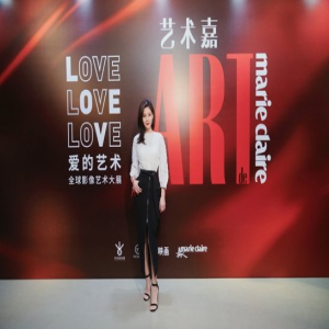 王媛可黑白造型亮相艺术展 完美曲线不愧是“行走的衣架”