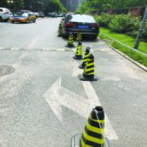 小区内外塞满私家车 消防通道不能“此路不通”