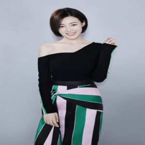 何美璇时尚写真曝光 软萌迷妹白雪展优雅一面