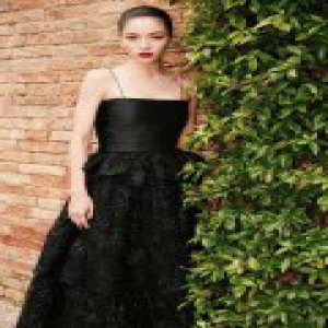 钟楚曦威尼斯电影节亮相 时尚“黑”马高贵依旧