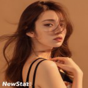 王晓晨深邃眼眸直击人心 完美身材曲线凹凸有致