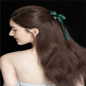 赵露思仙女风造型曝光 长发梦幻十足