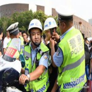 邯郸交警：10分钟经过十个红绿灯口 为考生取回身份证